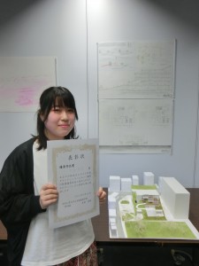 写真17 優秀作品を受賞した「とけこんで、なじむ」の作者：大谷彩夏君